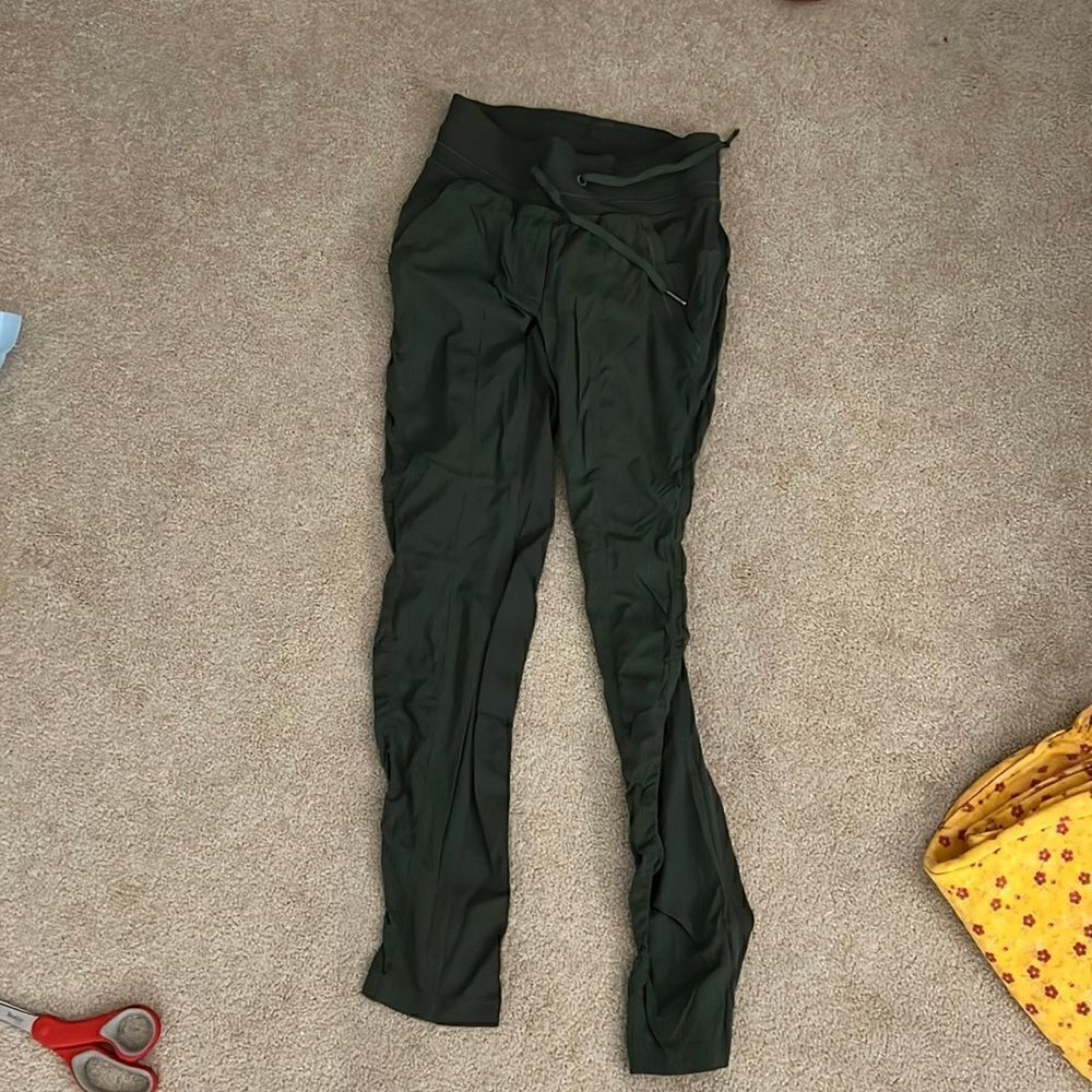 Lululemon like new green Jogger fits like 2/4